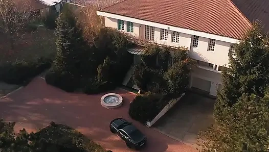 Azgın Hatun Deri Kanepede Iki Adam Tarafından Iki Kez Sert Sikiliyor