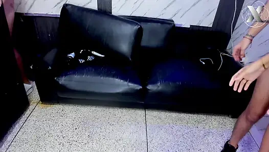 Kacau ke dinding - aku memeluknya dan mendorong penisku ke bawah