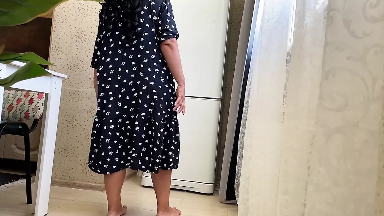 Il vestito deve essere sollevato quando una milf ha bisogno di farsi scopare il culo grosso