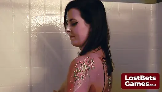 Kızların sırayla bir yarakla sikiştiği heyecanlı bir striptizli yüze boşalma oyunu