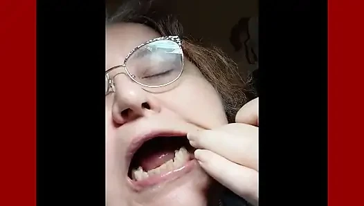 Video yang diminta lihat di dalam mulutku