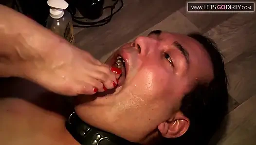 Heißer typ bekommt schwanz massiert, bis er gefesselt kommt