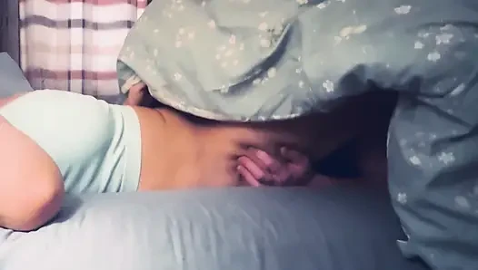 Baba annenin uyanmayı nasıl sevdiğini biliyor.. Güne en iyi şekilde fışkırtmasını sağlamak için iyi yalama ve parmakla sikiş
