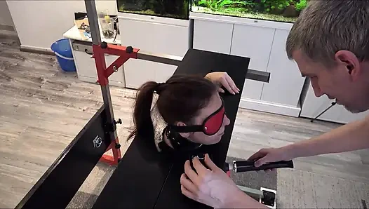 Köle Kız Savunmasız Direkte Sybian'da Orgazma Sürükleniyor Bölüm 2