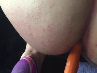 wanita gemuk pelacur hewan peliharaan menyenangkan hari mobil bermain wortel di pantat.