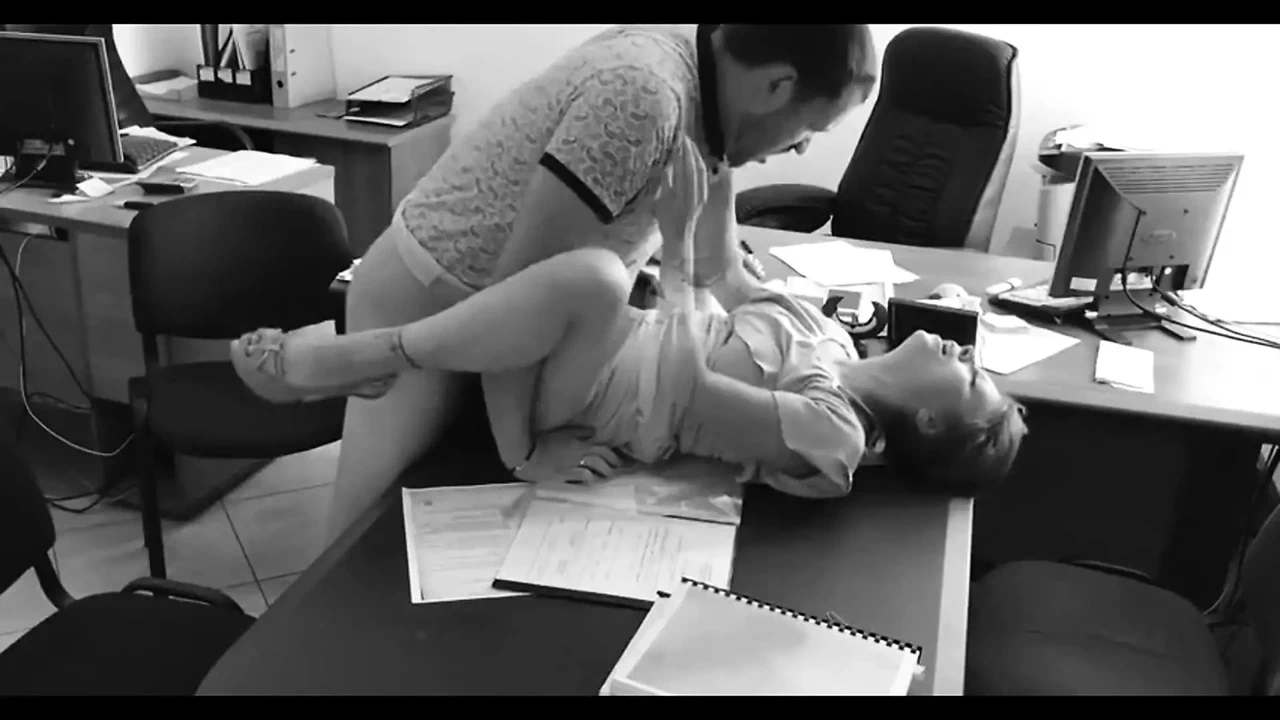 老板和秘书。办公室性爱。真正的色情。秘书吮吸鸡巴