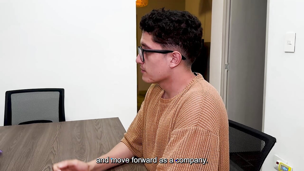 Latina-Chef fickt ihren jungen Nerd-Mitarbeiter im Büro, sie hat eine perfekte Muschi!