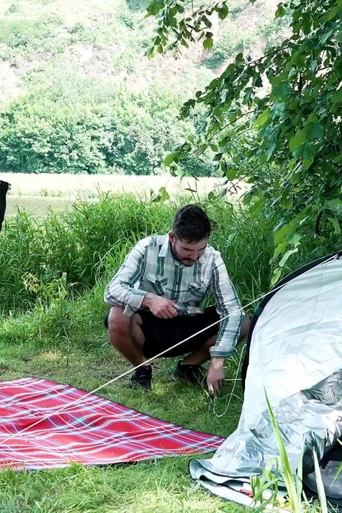 Aldatılan adamla piknik: yapraklarda aldatma