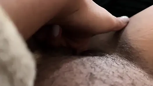 Kıllı evli kadın kocasını dövüyor