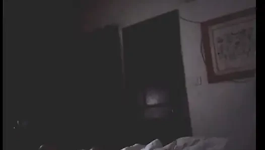 Kız arkadaş erkek arkadaşının önünde doğum gününde büyük zenci ile seks yapıyor