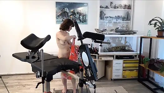 Jinekolojik sandalyede savunmasız kullanılıyor ve aşağılanıyor