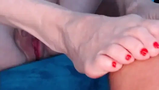 Strebting in style: lange Füße, Nylons & mutige rote Nägel! - 205