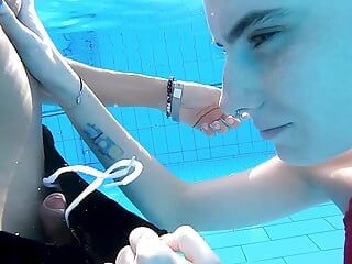在魔术巴厘岛的泳池和酒店做爱