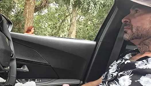 Flash-Schwanz zu einem Mädchen im Auto!