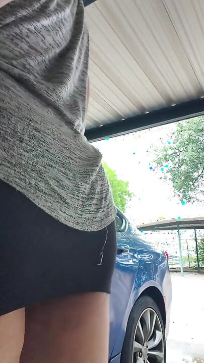 Bee's TS-clit Flashes While Twerking