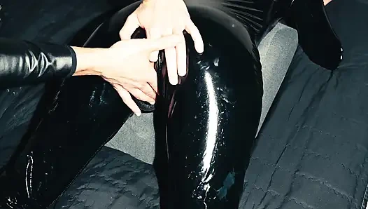 Dia menyentak vaginaku dengan jari di pantatnya