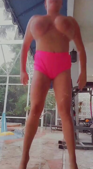 Regentags oben-ohne training am pool! Wären Sie mein persönlicher Trainer?