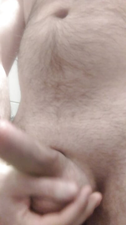 Я принимаю душ и играю со своим хуем.