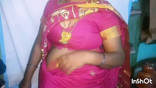 Büyük götlü Tamil Sari ev hanımı büyük göğüslerini köyde sikiyor