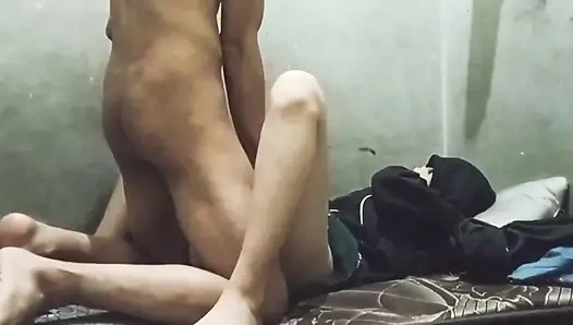 Молодая азиатская подруга (18+) Первая романтическая ночь в отеле - настоящая пара в любительском видео