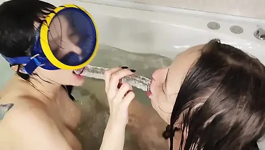 Извращенная под водой задержка дыхания, лесбийские анальные, оральные игры и игры с киской
