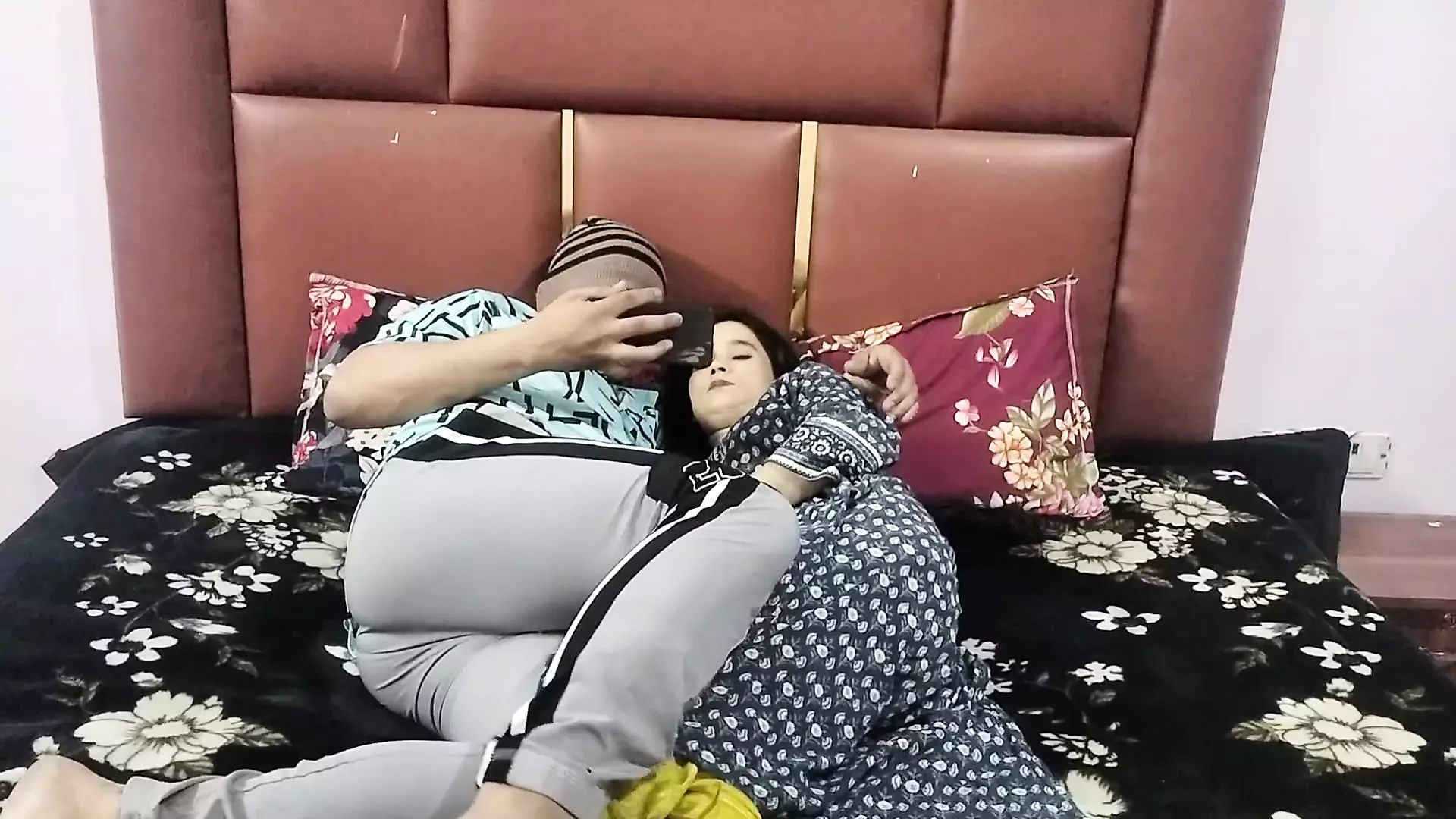 Meia-irmã Xvideo dekh rahi ne pel diya
