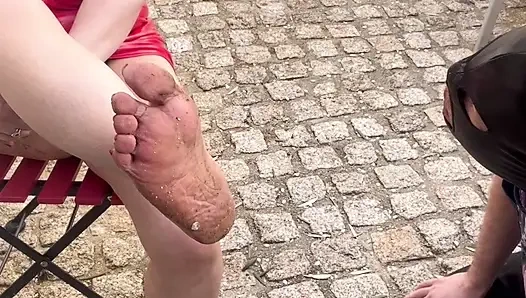 Kirli ayaklarımı temizliyordum...