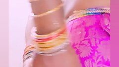 Indyjski shemale hema pokazuje jej spódnicę i kuratorowaną cipkę