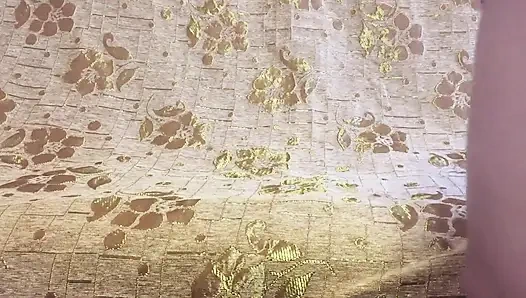 Bu guru seksi lagi asik masturbasi di depan kamera Crot bareng aku