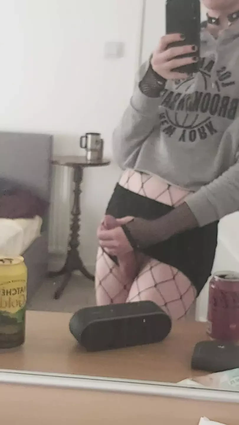 Frecher femboy masturbiert zum spaß