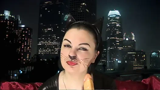 Kitty yarağını sağıyor