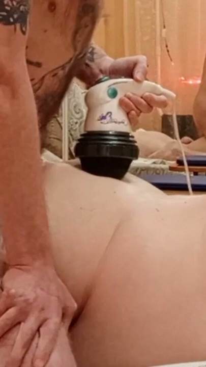 Je fais un massage du dos pour ma belle-mère et en même temps je la baise, elle remplit sa chatte de sperme | Clip 1