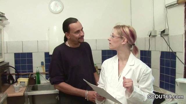 Chef fickt Azubi Teen wegen Gehalts auf Arbeit durch