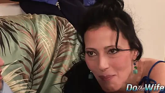 Gavat azgın karısı Zoey Holloway'ın yarağa binişini izliyor
