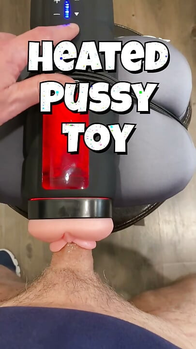 Escupiendo semen con este juguete de coño caliente