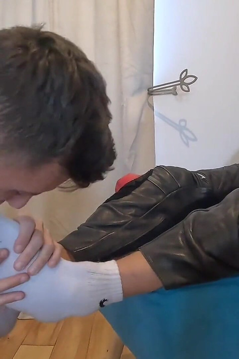 Twink uctívá moje velké zpocené nohy