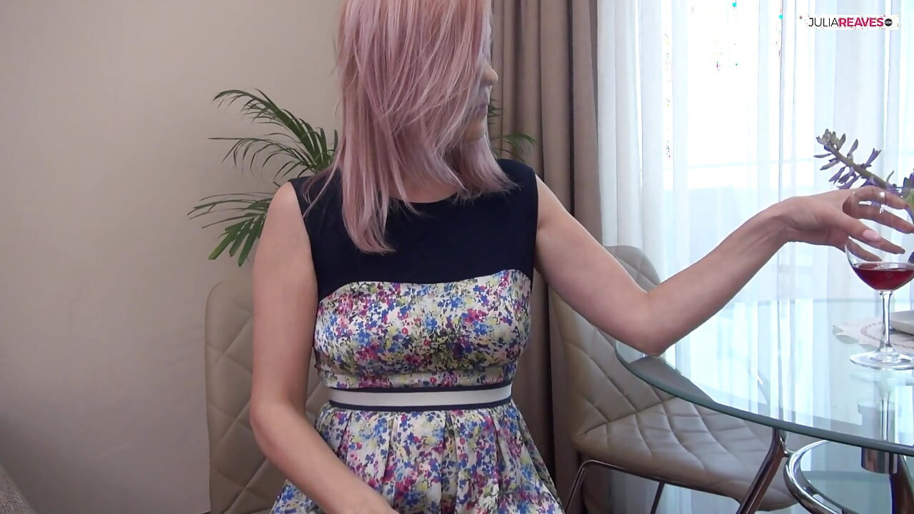 재스민은 오줌을 싸고 자위해