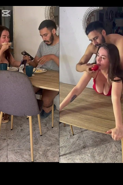 Mujer madura es follada por su hijastro sobre la mesa y lo pone todo