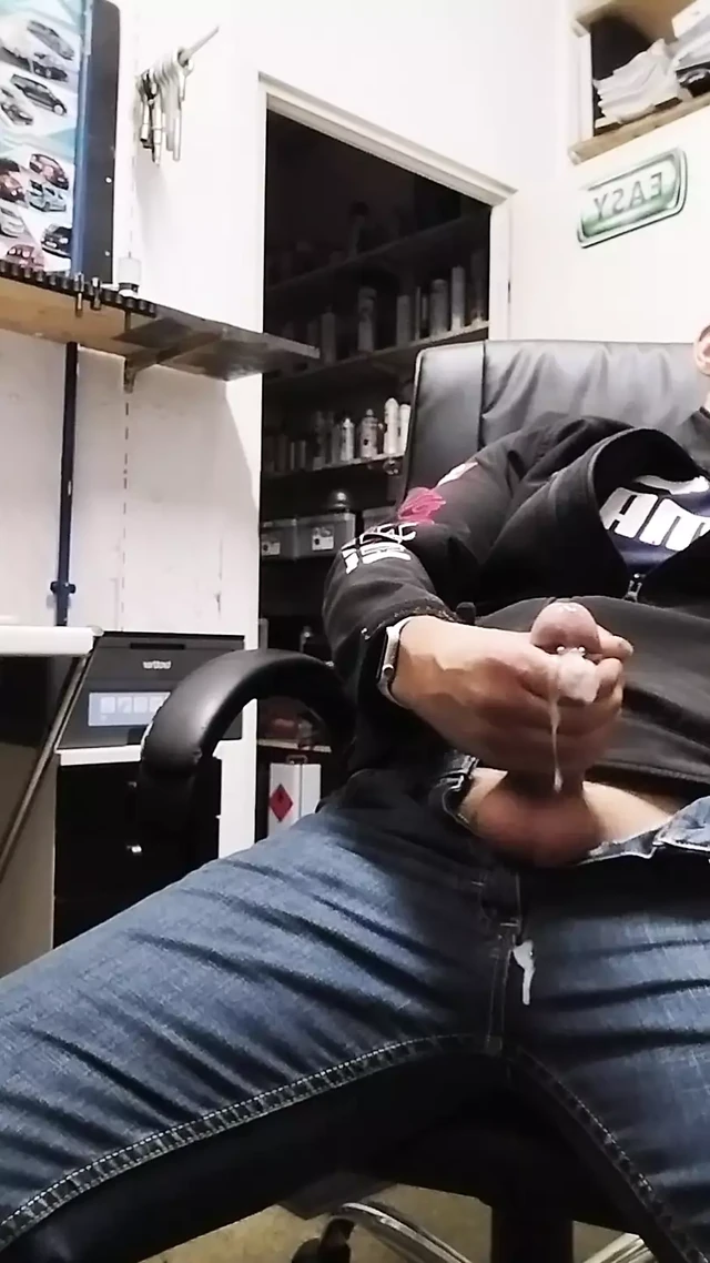 Jung Men Cumshot in Office After Work for First time