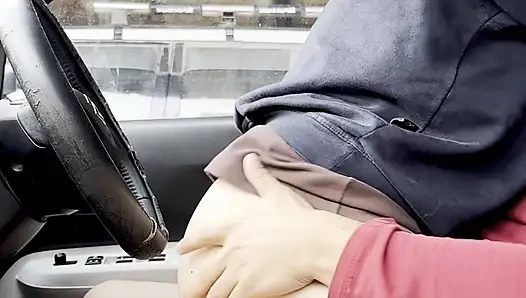 I convince a stranger to have risky sex in the car, he makes me scream a lot.