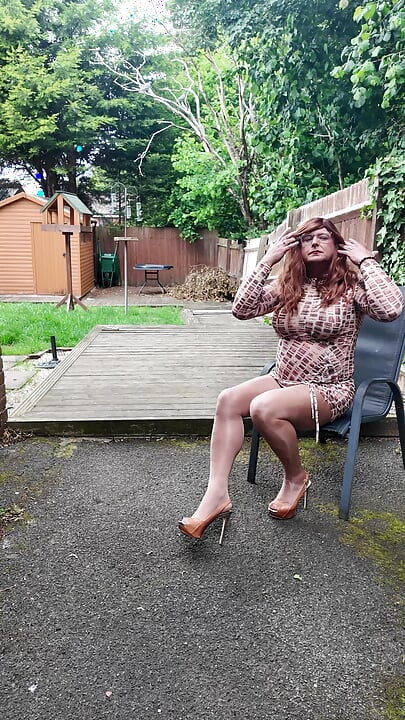 Crossdressing Kellycd2022 in mijn nylon mesh-jurk en glanzende naadloze panty en hakken