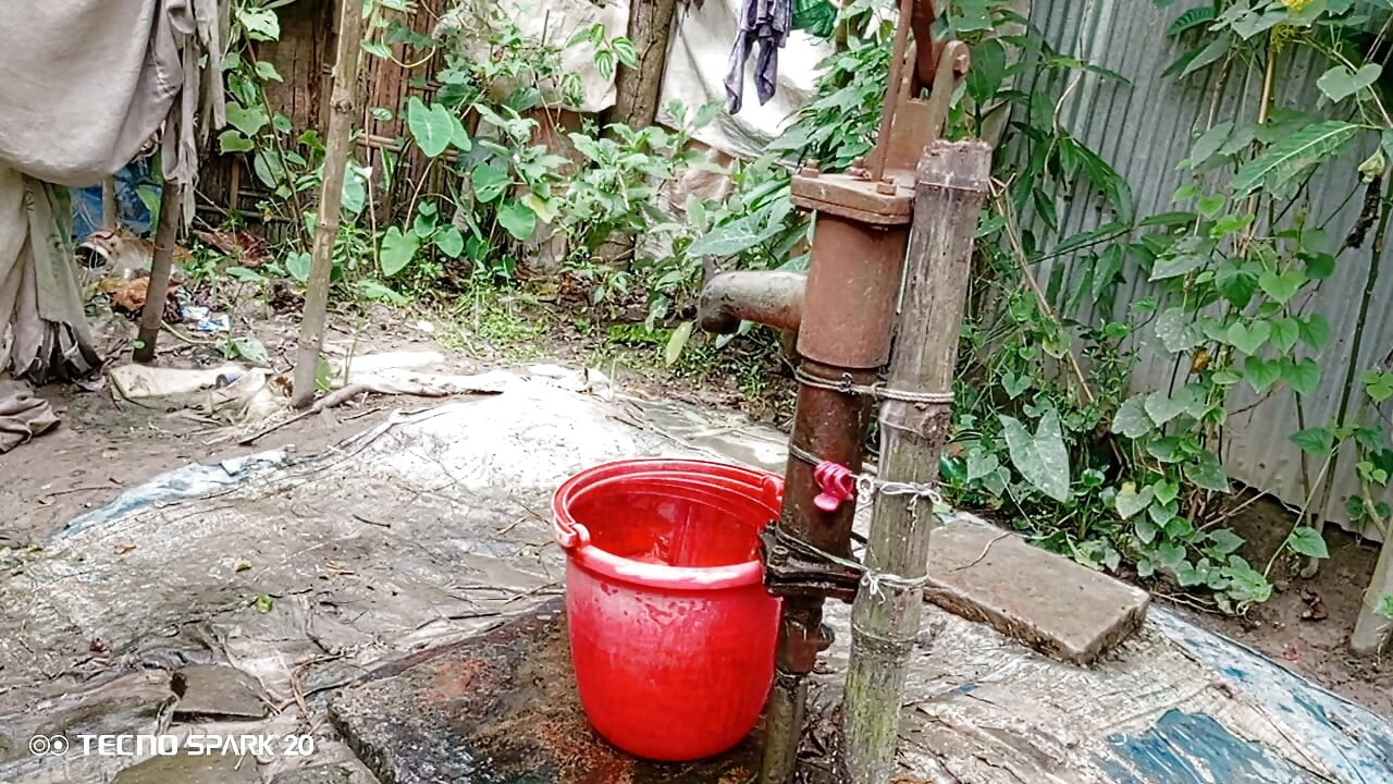 Refrescante baño al aire libre en un campo abierto