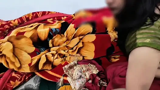 Hintli kadın edepsizce konuşurken domaltarak sert ağız ve göt sikişiyor