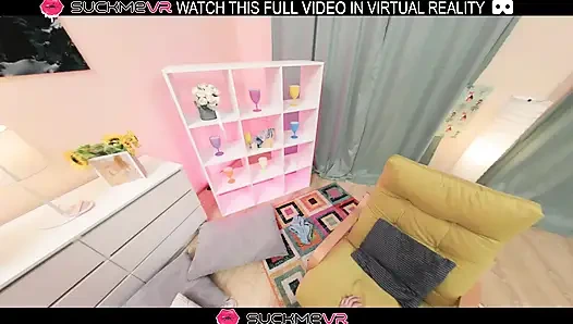 Die geile brünette Emma Pikiner befriedigt sich mit einem großen schwanz in VR.