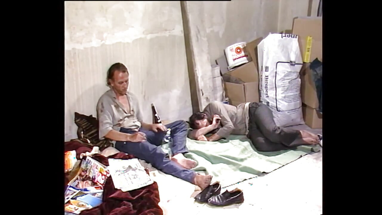 Perra rubia chupando a un hombre cachondo