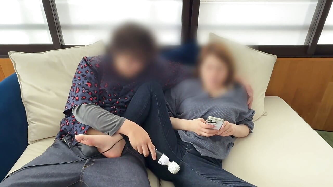 Mulher casada sendo atormentada com um vibrador no sofá