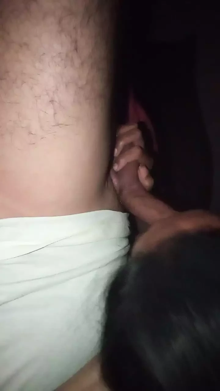 火辣印度妻子吮吸丈夫的鸡巴并享受鸡巴