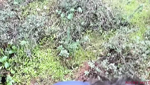 Aku ketemu sama gadis ukraina di luar ruangan sambil ngocok