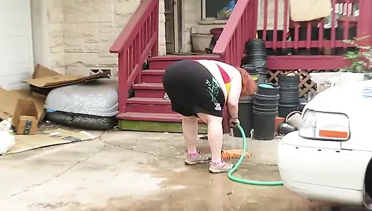 Сексуальная зрелая рыжая толстушка медсестра Вики моет свою машину!