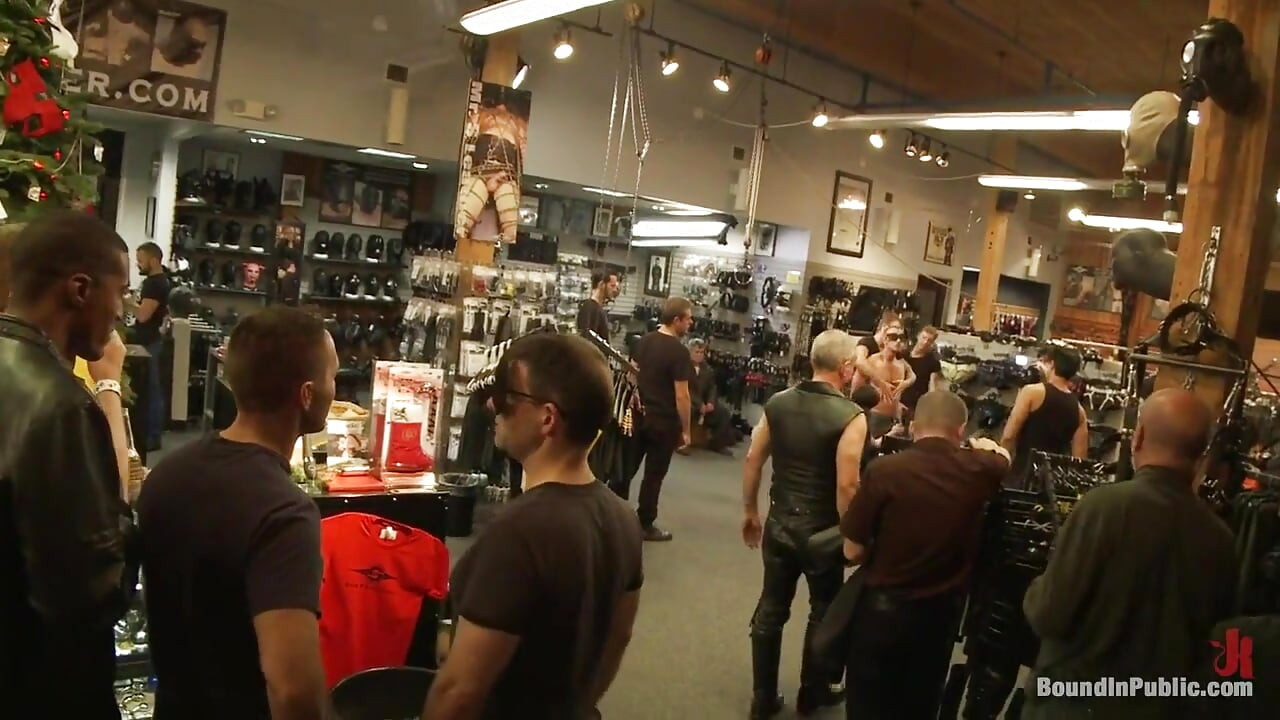 Jessie colter bị đập tập thể tại cửa hàng da mr s